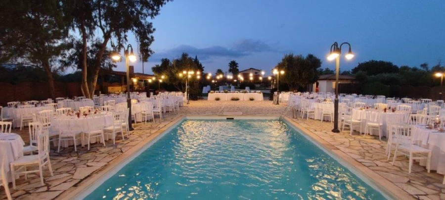 Ο εξωτερικός χώρος με την πισίνα, θα αποτελέσει το επίκεντρο μιας μαγικής δεξίωσης